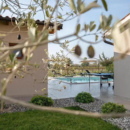 Mit Privatpool Fuer 7 Personen Ca 200 Qm In Loborika, Istrien Suedkueste Von Istrien *