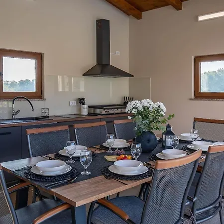 Mit Privatpool Fuer 7 Personen Ca 200 Qm In Loborika, Istrien Suedkueste Von Istrien Loborika