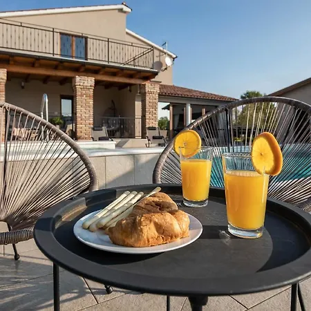 Mit Privatpool Fuer 7 Personen Ca 200 Qm In Loborika, Istrien Suedkueste Von Istrien * Loborika