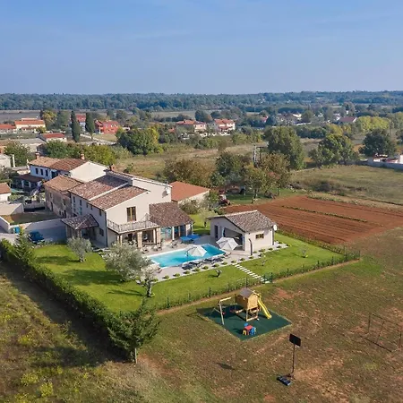 Mit Privatpool Fuer 7 Personen Ca 200 Qm In Loborika, Istrien Suedkueste Von Istrien Holiday home