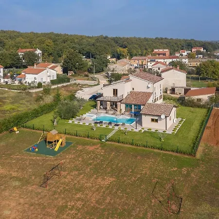Mit Privatpool Fuer 7 Personen Ca 200 Qm In Loborika, Istrien Suedkueste Von Istrien * Loborika